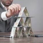 Le système pyramidal et ses implications financières